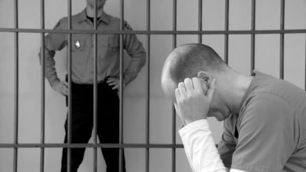 więzień siedział w więzieniu - Materiał filmowy, wideo