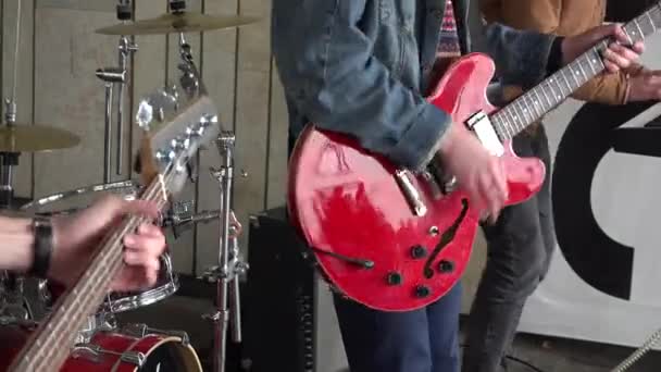 zenész rock zenekar játszik gitározik és billentyűs. 4k - Felvétel, videó