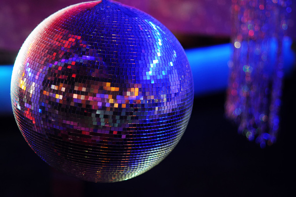 Gece kulübünde bir disko topu. Parti arka plan. Seçici Plaque. - Fotoğraf, Görsel