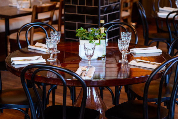 Ustawienie stołu przed kolacją w restauracji - Zdjęcie, obraz