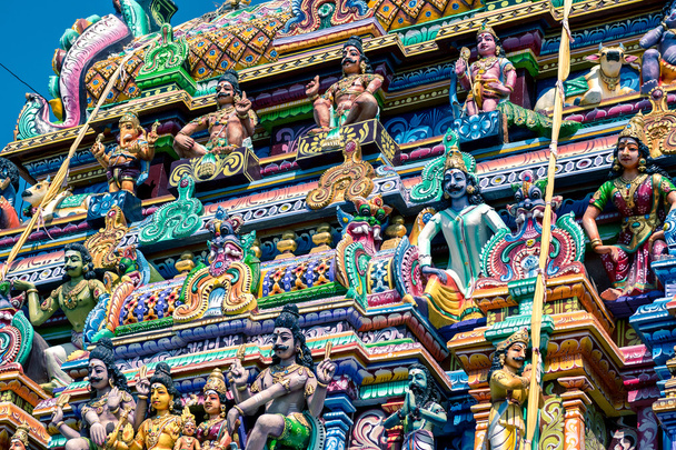 Hermosas estatuas en el templo
 - Foto, Imagen