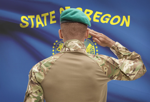 Μελαχροινός στρατιώτης μαζί μας κρατική σημαία σε φόντο - Όρεγκον - Φωτογραφία, εικόνα