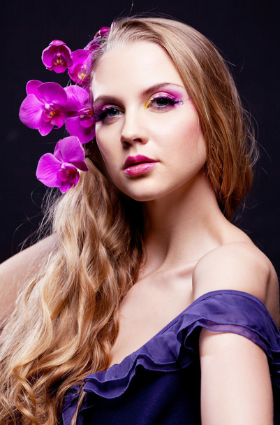 Woman with an orchid - Foto, afbeelding