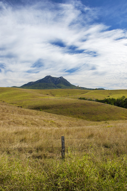 Outback Berg und Feld am malerischen Rand, Queenland. - Foto, Bild