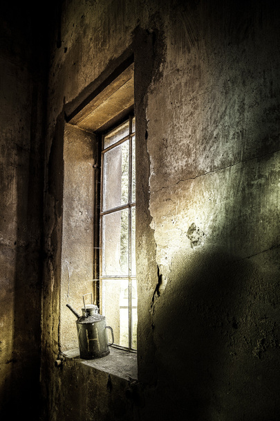 stary Oliwiarka do maszyn z brudne okno w fabryce - Zdjęcie, obraz