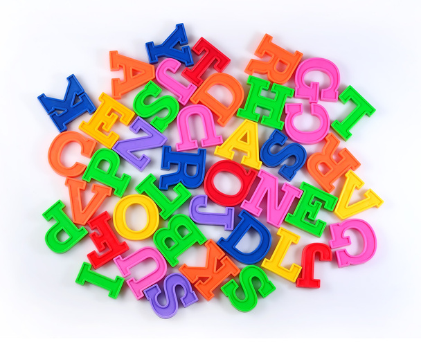 tas de lettres alphabet coloré en plastique sur un blanc
  - Photo, image