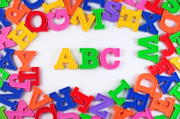 Lettere alfabetiche colorate in plastica ABC su un bianco
  - Foto, immagini