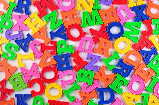 Plástico letras coloridas del alfabeto en un blanco
  - Foto, Imagen
