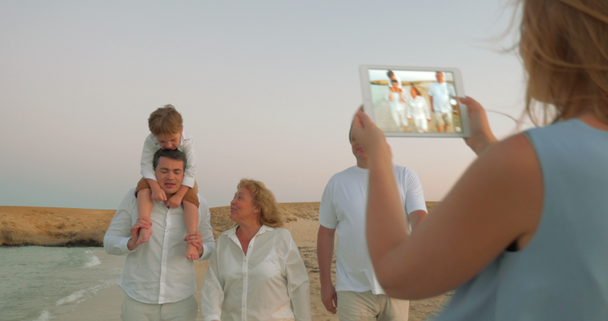 Korzystanie pad do podjęcia zdjęć z rodziną na wakacjach - Materiał filmowy, wideo