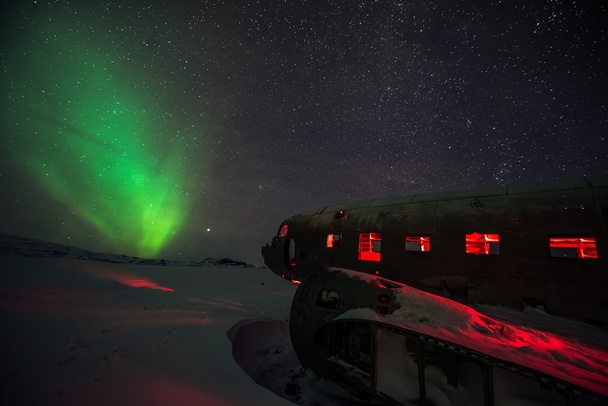 luci settentrionali sopra relitto aereo
 - Foto, immagini