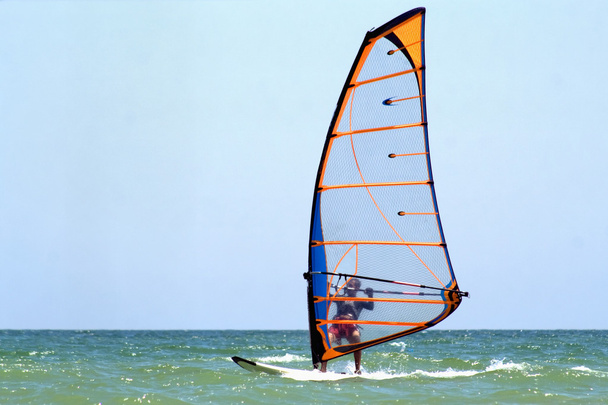 Windsurfen op de blauwe zee - Foto, afbeelding