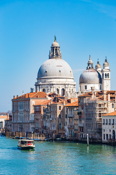 Човен в Гранд-каналом у Венеції, Італія - Фото, зображення