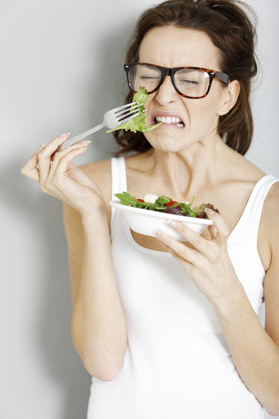 Nainen syö tuoretta salaattia - Valokuva, kuva