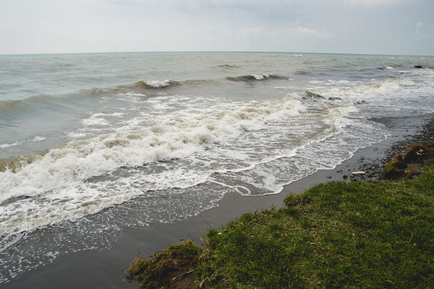 paisagem à beira-mar, água agitada, céu abaixando, tonificado
 - Foto, Imagem