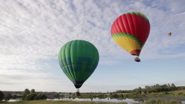 kuumailmapalloja lentää yli järven ja kentän
 - Materiaali, video