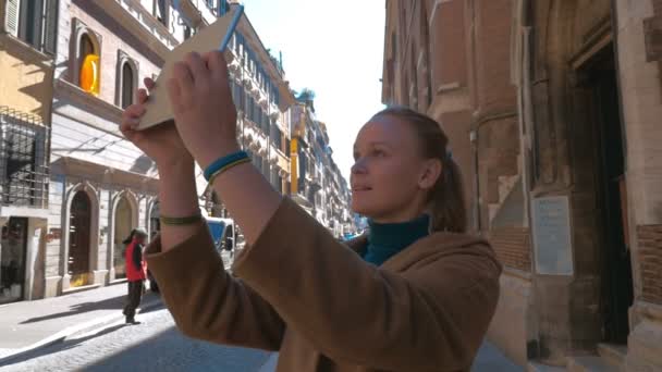 Woman making photos of European architecture - Πλάνα, βίντεο