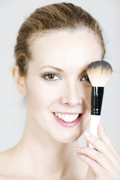 Woman applying make up - Foto, Bild