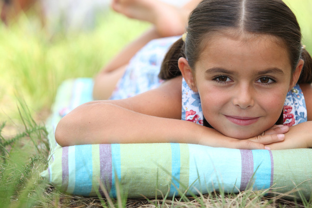 Молодая девушка лежит на траве
 - Фото, изображение