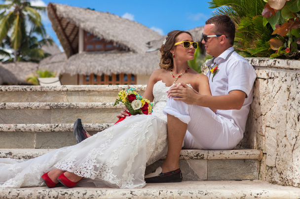 Bride and groom sitting on the steps - Foto, Imagen
