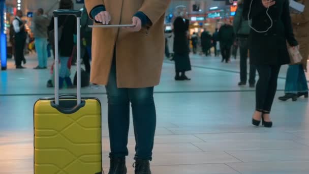 Mujer viajero usando almohadilla en el aeropuerto
 - Imágenes, Vídeo