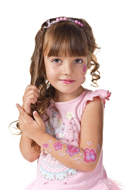 小さな女の子は髪をとかす - 写真・画像