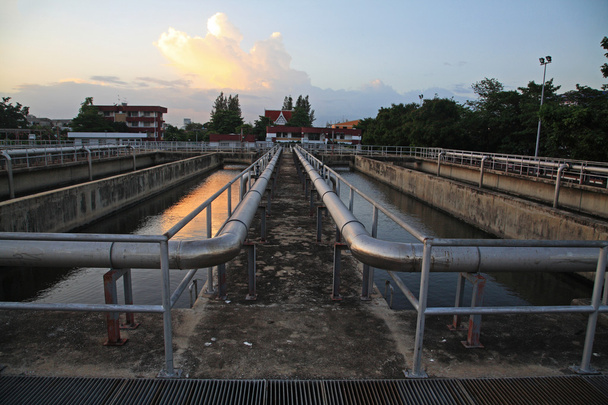 estação de tratamento de águas residuais ao entardecer
  - Foto, Imagem