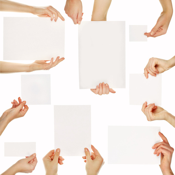 Mãos segurando cartões em branco isolado no branco
 - Foto, Imagem