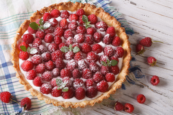 Raspberry taart met roomkaas en munt close-up. horizontale  - Foto, afbeelding