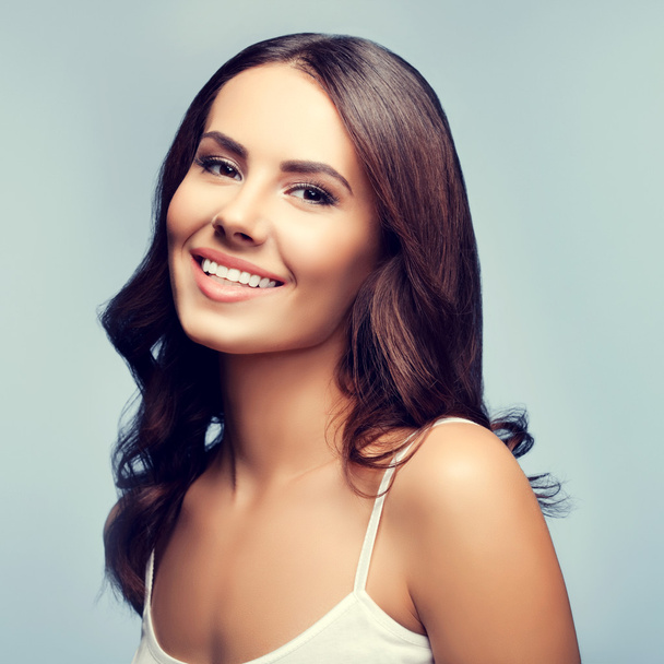 smiling young woman - Foto, immagini