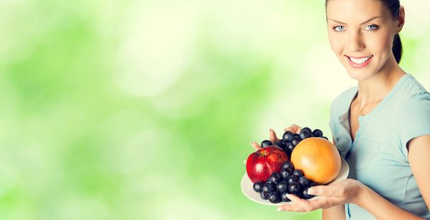  мила жінка з тарілкою з фруктів, на відкритому повітрі
 - Фото, зображення