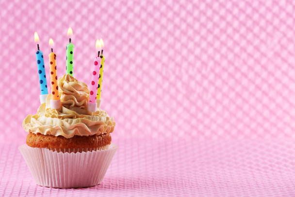 Renkli mumlu doğum günü pastası - Fotoğraf, Görsel