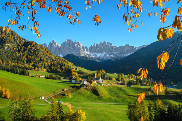 Dolomitas aldeia de montanha no outono
 - Foto, Imagem