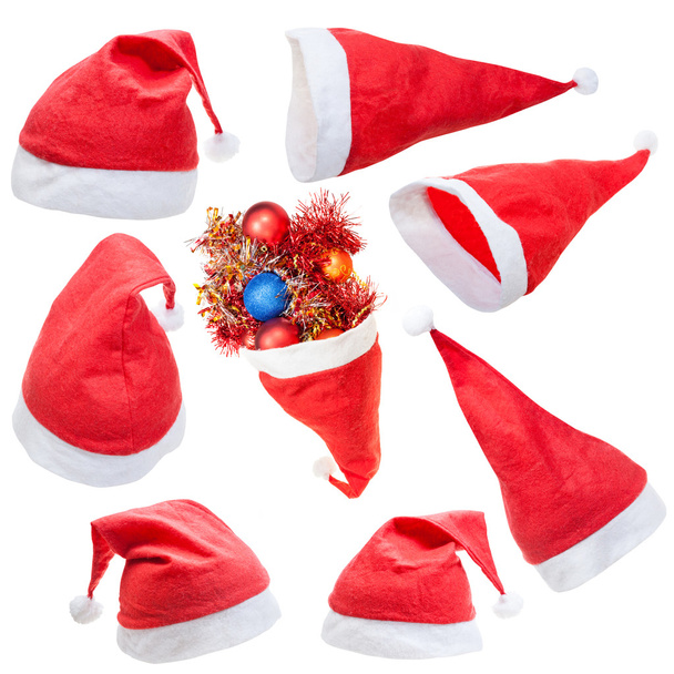 verzameling van typische rode Kerstman hoed, geïsoleerd - Foto, afbeelding