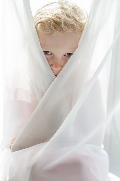 oczy małe blond dziewczynka hiden przez kurtyny - Zdjęcie, obraz