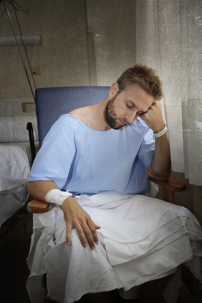 młody człowiek poszkodowanej w szpitalnej sali siedzi sama w bólu martwi się o jego stan zdrowia - Zdjęcie, obraz