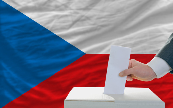Mann bei der Wahl in Tschechien vor Fahne - Foto, Bild