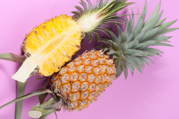 Ananas s plátky na růžovém pozadí  - Fotografie, Obrázek