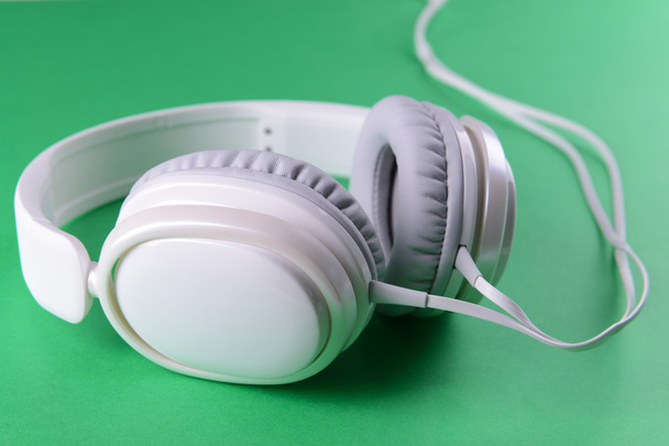 Headphones on green background - Fotografie, Obrázek