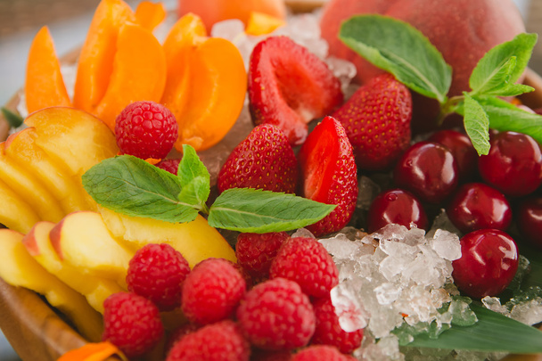 Frutas frescas com gelo
.  - Foto, Imagem