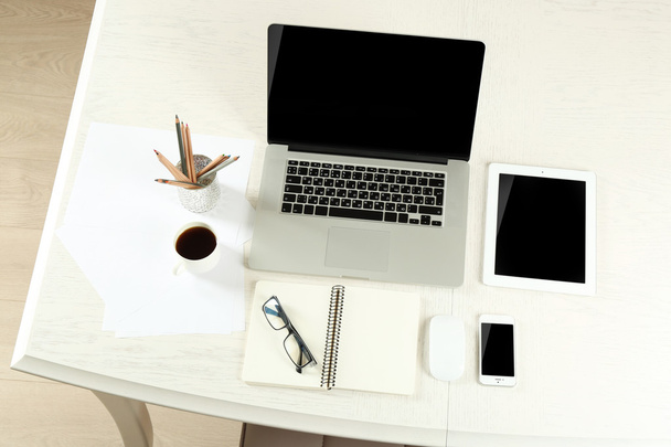 Laptop ile tablet ve işyeri üstten görünüm akıllı telefon - Fotoğraf, Görsel