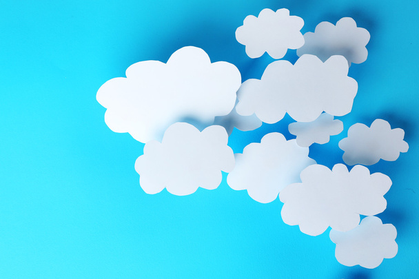 weiße Papierwolken auf blauem Hintergrund. Cloud Computing-Konzept. - Foto, Bild
