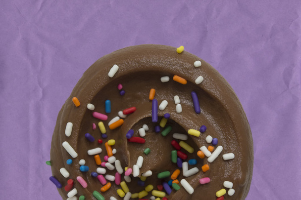 Suklaa cupcake värikkäitä strösseleitä
 - Valokuva, kuva