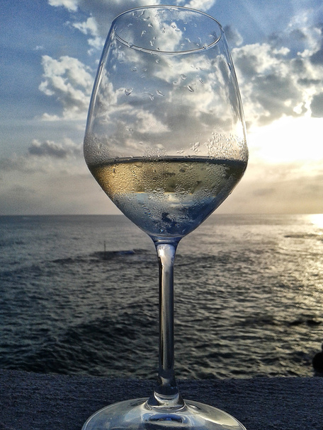 Белое вино - Фото, изображение