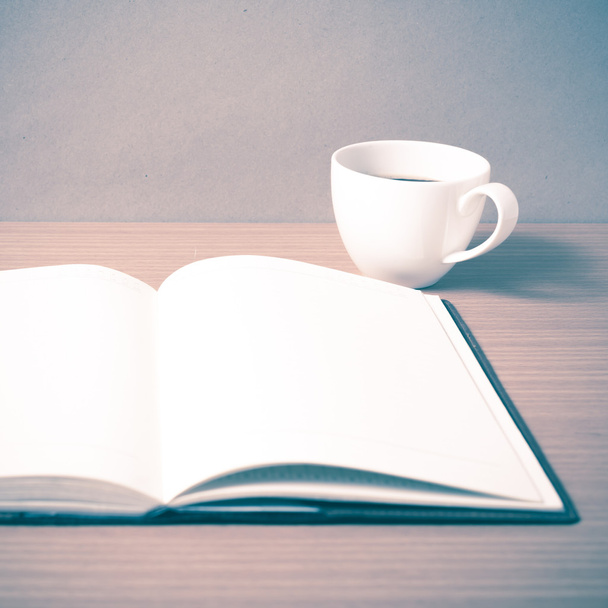 відкрита книга з чашкою кави вінтажний стиль
 - Фото, зображення