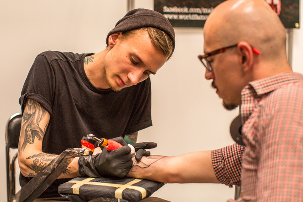 People make tattoos at Tattoo Convention - Φωτογραφία, εικόνα