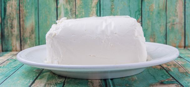 Um bloco de queijo creme
 - Foto, Imagem