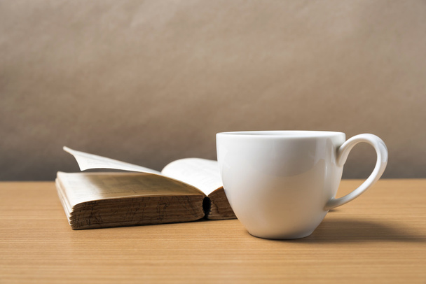 Otevřená kniha s šálek kávy - Fotografie, Obrázek