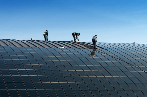 Operai che installano pannelli solari - Fotografie, Obrázek