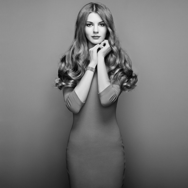 Fashion portrait of elegant woman with magnificent hair - Valokuva, kuva