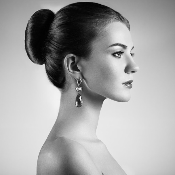 Portrait of beautiful sensual woman with elegant hairstyle - Foto, afbeelding